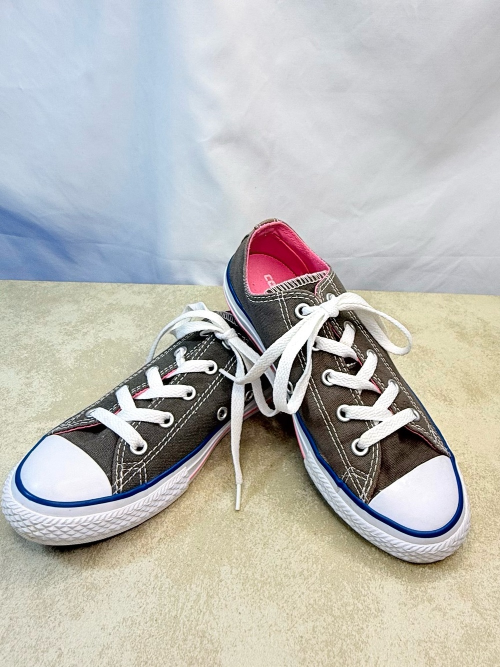 Converse Kids Size 2 Charcoal Canvas Low-Top Sneakers with Pink Lining EUC LN